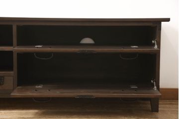 桐箪笥をテレビボードにリメイク!上段にあった小引き出しの高さ調整をし、下段と並べて製作。引き出しをフラップダウン仕様へ変更。可動式の棚板を追加し、配線穴開け加工。天板と脚を取り付け。