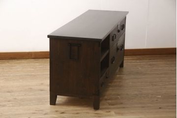 桐箪笥をテレビボードにリメイク!上段にあった小引き出しの高さ調整をし、下段と並べて製作。引き出しをフラップダウン仕様へ変更。可動式の棚板を追加し、配線穴開け加工。天板と脚を取り付け。