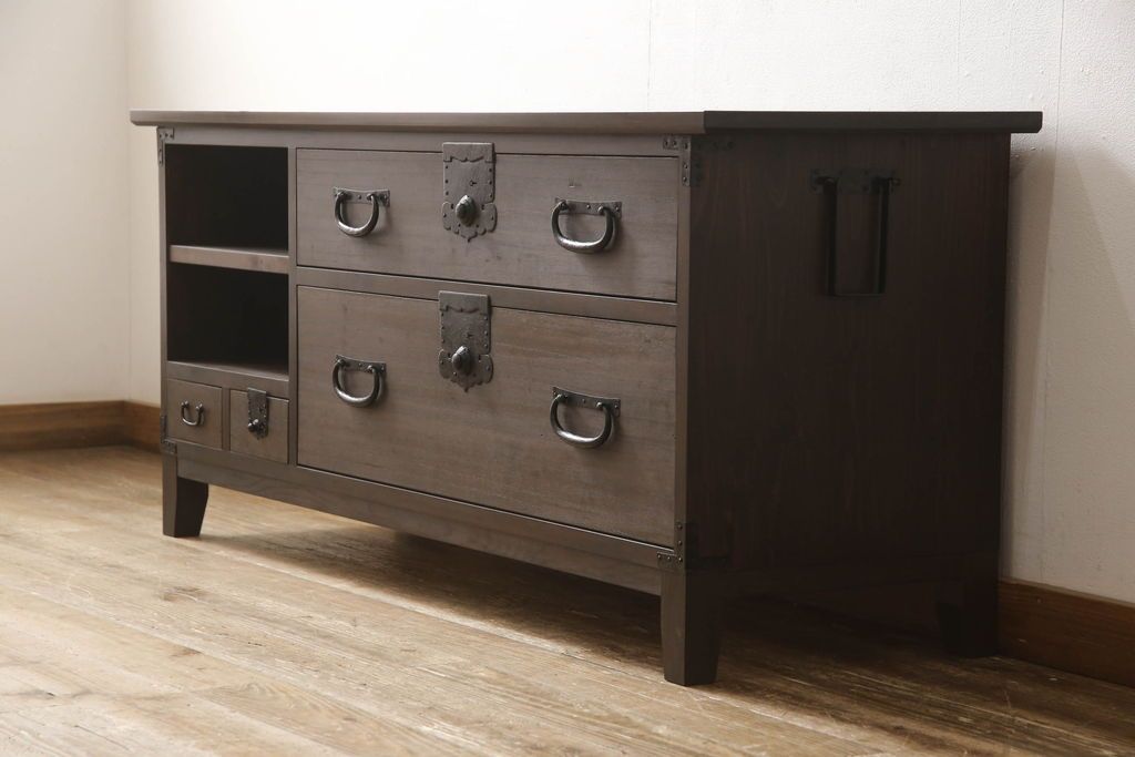 桐箪笥をテレビボードにリメイク!上段にあった小引き出しの高さ調整をし、下段と並べて製作。引き出しをフラップダウン仕様へ変更。可動式の棚板を追加し、配線穴開け加工。天板と脚を取り付け。