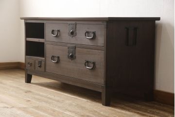 桐箪笥をテレビボードにリメイク!上段にあった小引き出しの高さ調整をし、下段と並べて製作。引き出しをフラップダウン仕様へ変更。可動式の棚板を追加し、配線穴開け加工。天板と脚を取り付け。