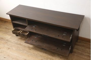 桐箪笥をテレビボードにリメイク!上段にあった小引き出しの高さ調整をし、下段と並べて製作。引き出しをフラップダウン仕様へ変更。可動式の棚板を追加し、配線穴開け加工。天板と脚を取り付け。