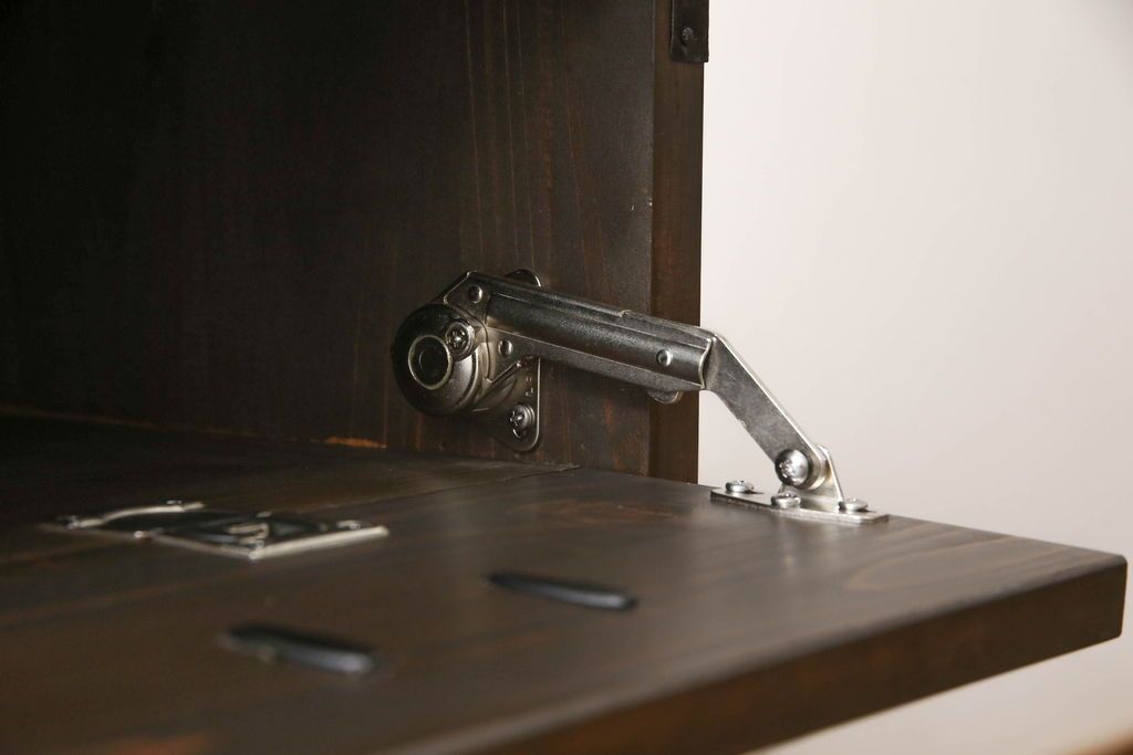 桐箪笥をテレビボードにリメイク!上段にあった小引き出しの高さ調整をし、下段と並べて製作。引き出しをフラップダウン仕様へ変更。可動式の棚板を追加し、配線穴開け加工。天板と脚を取り付け。