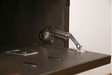 桐箪笥をテレビボードにリメイク!上段にあった小引き出しの高さ調整をし、下段と並べて製作。引き出しをフラップダウン仕様へ変更。可動式の棚板を追加し、配線穴開け加工。天板と脚を取り付け。