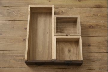 桐箪笥をテレビボードにリメイク!上段にあった小引き出しの高さ調整をし、下段と並べて製作。引き出しをフラップダウン仕様へ変更。可動式の棚板を追加し、配線穴開け加工。天板と脚を取り付け。