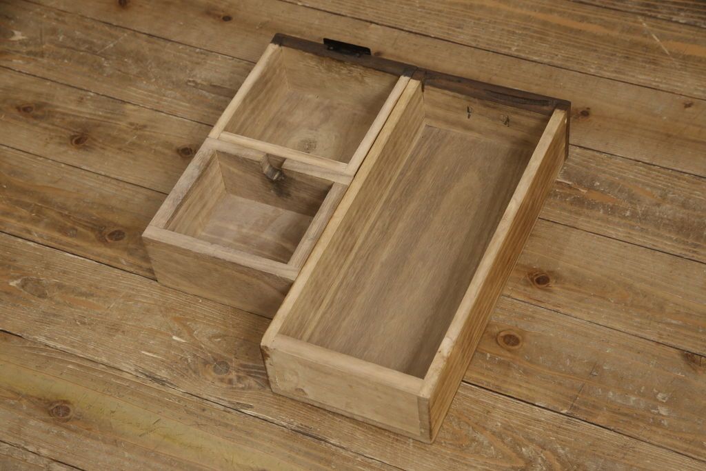 桐箪笥をテレビボードにリメイク!上段にあった小引き出しの高さ調整をし、下段と並べて製作。引き出しをフラップダウン仕様へ変更。可動式の棚板を追加し、配線穴開け加工。天板と脚を取り付け。