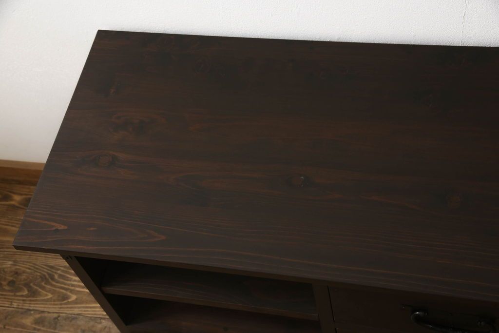 桐箪笥をテレビボードにリメイク!上段にあった小引き出しの高さ調整をし、下段と並べて製作。引き出しをフラップダウン仕様へ変更。可動式の棚板を追加し、配線穴開け加工。天板と脚を取り付け。