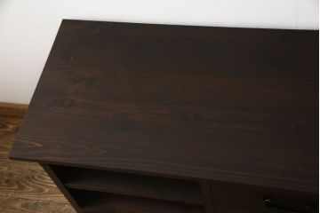 桐箪笥をテレビボードにリメイク!上段にあった小引き出しの高さ調整をし、下段と並べて製作。引き出しをフラップダウン仕様へ変更。可動式の棚板を追加し、配線穴開け加工。天板と脚を取り付け。