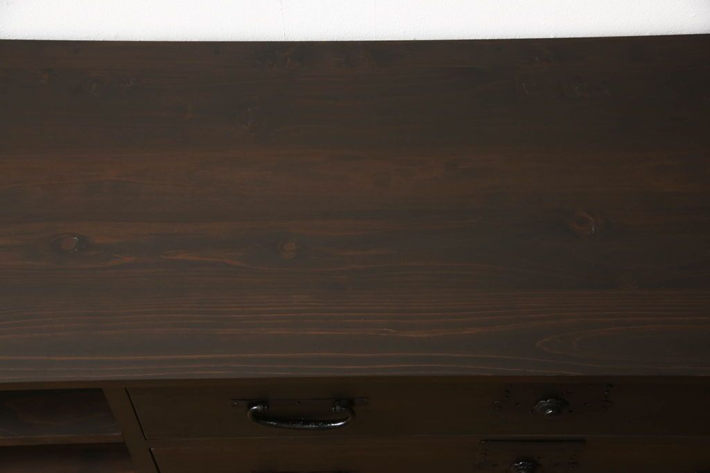 桐箪笥をテレビボードにリメイク!上段にあった小引き出しの高さ調整をし、下段と並べて製作。引き出しをフラップダウン仕様へ変更。可動式の棚板を追加し、配線穴開け加工。天板と脚を取り付け。