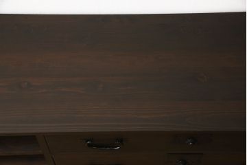 桐箪笥をテレビボードにリメイク!上段にあった小引き出しの高さ調整をし、下段と並べて製作。引き出しをフラップダウン仕様へ変更。可動式の棚板を追加し、配線穴開け加工。天板と脚を取り付け。