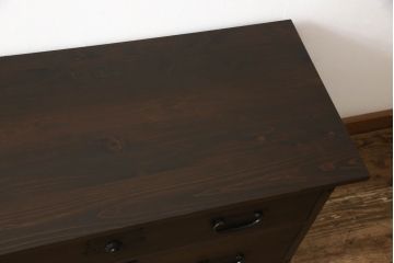 桐箪笥をテレビボードにリメイク!上段にあった小引き出しの高さ調整をし、下段と並べて製作。引き出しをフラップダウン仕様へ変更。可動式の棚板を追加し、配線穴開け加工。天板と脚を取り付け。