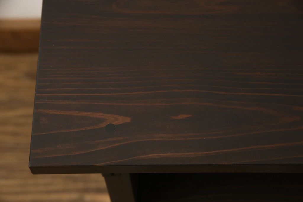 桐箪笥をテレビボードにリメイク!上段にあった小引き出しの高さ調整をし、下段と並べて製作。引き出しをフラップダウン仕様へ変更。可動式の棚板を追加し、配線穴開け加工。天板と脚を取り付け。