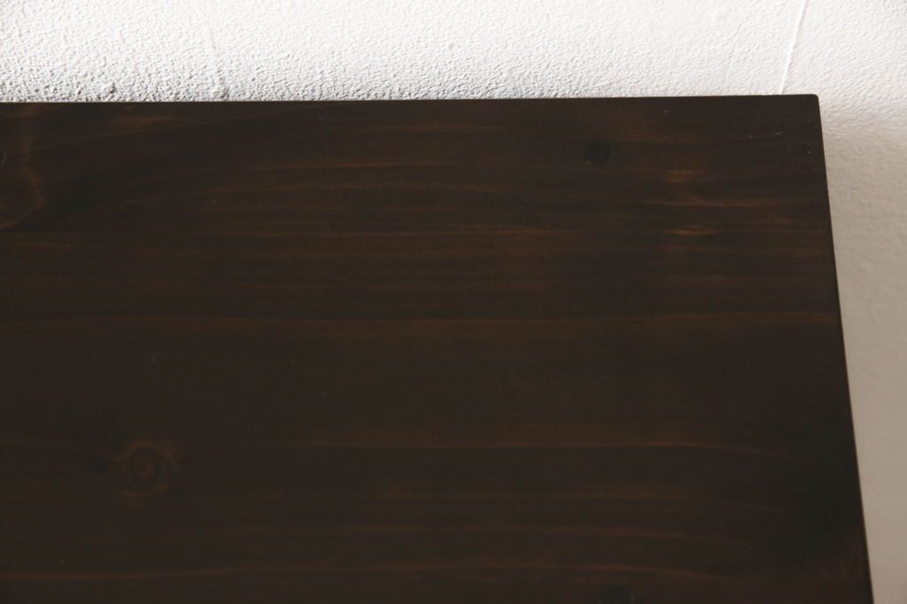 桐箪笥をテレビボードにリメイク!上段にあった小引き出しの高さ調整をし、下段と並べて製作。引き出しをフラップダウン仕様へ変更。可動式の棚板を追加し、配線穴開け加工。天板と脚を取り付け。