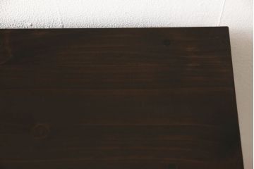 桐箪笥をテレビボードにリメイク!上段にあった小引き出しの高さ調整をし、下段と並べて製作。引き出しをフラップダウン仕様へ変更。可動式の棚板を追加し、配線穴開け加工。天板と脚を取り付け。