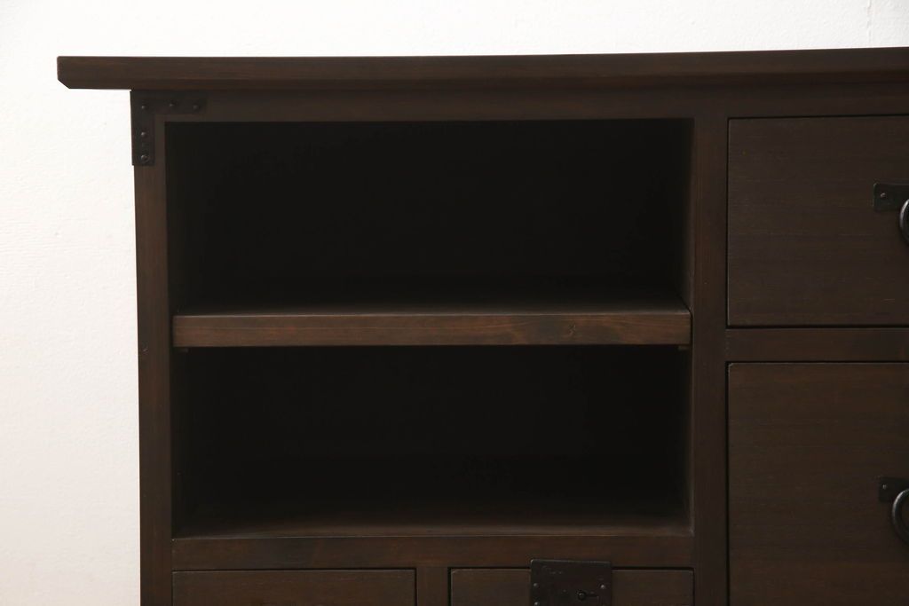 桐箪笥をテレビボードにリメイク!上段にあった小引き出しの高さ調整をし、下段と並べて製作。引き出しをフラップダウン仕様へ変更。可動式の棚板を追加し、配線穴開け加工。天板と脚を取り付け。