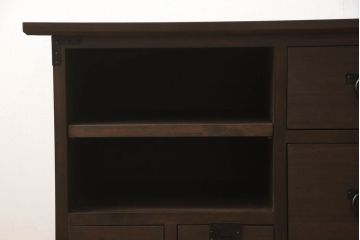 桐箪笥をテレビボードにリメイク!上段にあった小引き出しの高さ調整をし、下段と並べて製作。引き出しをフラップダウン仕様へ変更。可動式の棚板を追加し、配線穴開け加工。天板と脚を取り付け。