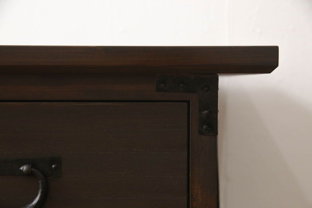 桐箪笥をテレビボードにリメイク!上段にあった小引き出しの高さ調整をし、下段と並べて製作。引き出しをフラップダウン仕様へ変更。可動式の棚板を追加し、配線穴開け加工。天板と脚を取り付け。