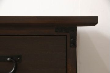 桐箪笥をテレビボードにリメイク!上段にあった小引き出しの高さ調整をし、下段と並べて製作。引き出しをフラップダウン仕様へ変更。可動式の棚板を追加し、配線穴開け加工。天板と脚を取り付け。