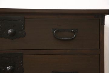 桐箪笥をテレビボードにリメイク!上段にあった小引き出しの高さ調整をし、下段と並べて製作。引き出しをフラップダウン仕様へ変更。可動式の棚板を追加し、配線穴開け加工。天板と脚を取り付け。