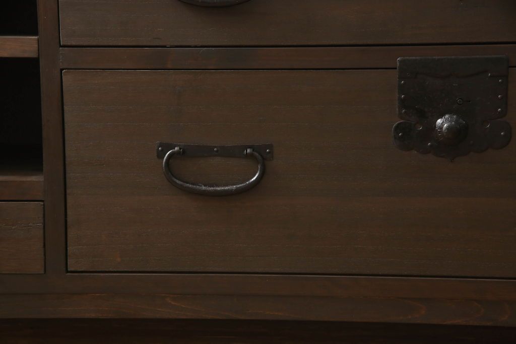 桐箪笥をテレビボードにリメイク!上段にあった小引き出しの高さ調整をし、下段と並べて製作。引き出しをフラップダウン仕様へ変更。可動式の棚板を追加し、配線穴開け加工。天板と脚を取り付け。