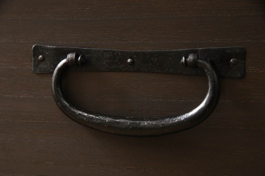 桐箪笥をテレビボードにリメイク!上段にあった小引き出しの高さ調整をし、下段と並べて製作。引き出しをフラップダウン仕様へ変更。可動式の棚板を追加し、配線穴開け加工。天板と脚を取り付け。