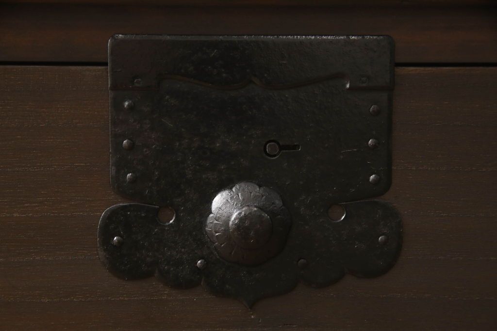 桐箪笥をテレビボードにリメイク!上段にあった小引き出しの高さ調整をし、下段と並べて製作。引き出しをフラップダウン仕様へ変更。可動式の棚板を追加し、配線穴開け加工。天板と脚を取り付け。