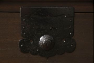 桐箪笥をテレビボードにリメイク!上段にあった小引き出しの高さ調整をし、下段と並べて製作。引き出しをフラップダウン仕様へ変更。可動式の棚板を追加し、配線穴開け加工。天板と脚を取り付け。