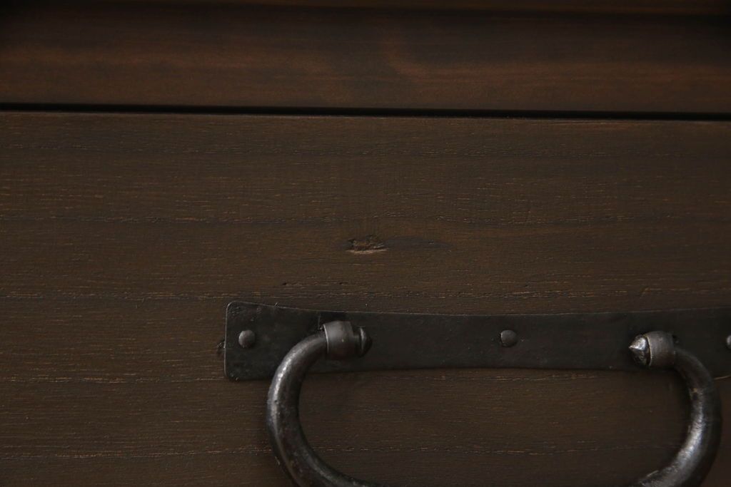 桐箪笥をテレビボードにリメイク!上段にあった小引き出しの高さ調整をし、下段と並べて製作。引き出しをフラップダウン仕様へ変更。可動式の棚板を追加し、配線穴開け加工。天板と脚を取り付け。