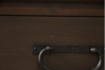 桐箪笥をテレビボードにリメイク!上段にあった小引き出しの高さ調整をし、下段と並べて製作。引き出しをフラップダウン仕様へ変更。可動式の棚板を追加し、配線穴開け加工。天板と脚を取り付け。