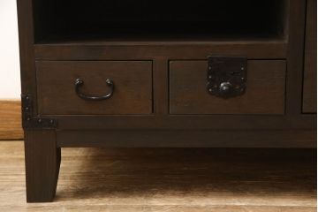 桐箪笥をテレビボードにリメイク!上段にあった小引き出しの高さ調整をし、下段と並べて製作。引き出しをフラップダウン仕様へ変更。可動式の棚板を追加し、配線穴開け加工。天板と脚を取り付け。