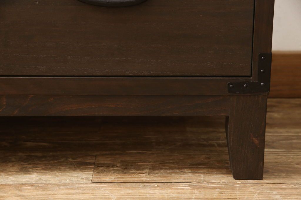 桐箪笥をテレビボードにリメイク!上段にあった小引き出しの高さ調整をし、下段と並べて製作。引き出しをフラップダウン仕様へ変更。可動式の棚板を追加し、配線穴開け加工。天板と脚を取り付け。