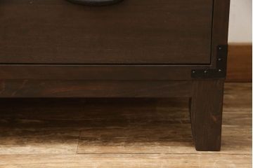 桐箪笥をテレビボードにリメイク!上段にあった小引き出しの高さ調整をし、下段と並べて製作。引き出しをフラップダウン仕様へ変更。可動式の棚板を追加し、配線穴開け加工。天板と脚を取り付け。