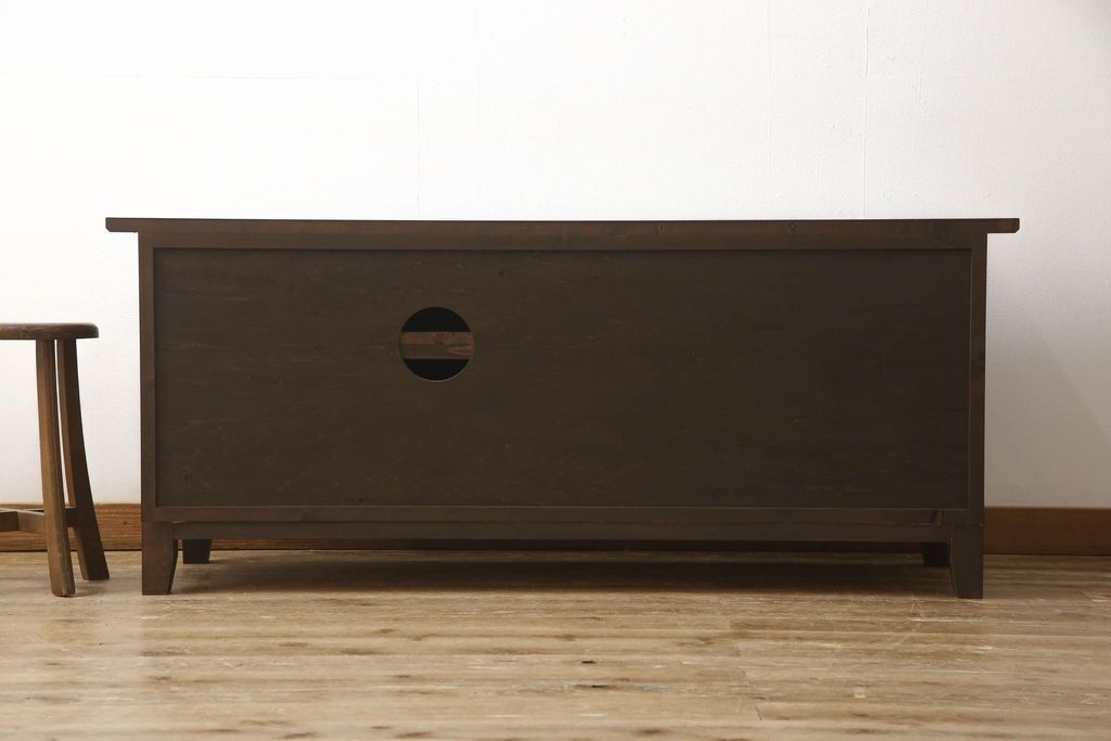 桐箪笥をテレビボードにリメイク!上段にあった小引き出しの高さ調整をし、下段と並べて製作。引き出しをフラップダウン仕様へ変更。可動式の棚板を追加し、配線穴開け加工。天板と脚を取り付け。