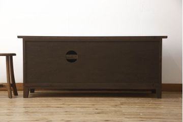 桐箪笥をテレビボードにリメイク!上段にあった小引き出しの高さ調整をし、下段と並べて製作。引き出しをフラップダウン仕様へ変更。可動式の棚板を追加し、配線穴開け加工。天板と脚を取り付け。