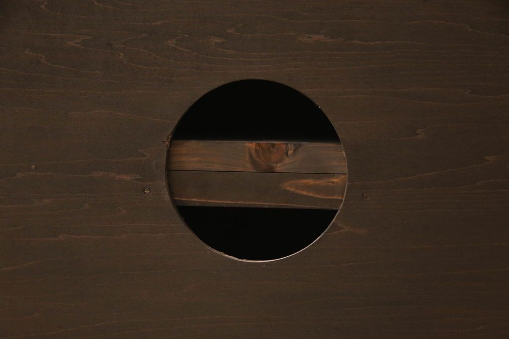 桐箪笥をテレビボードにリメイク!上段にあった小引き出しの高さ調整をし、下段と並べて製作。引き出しをフラップダウン仕様へ変更。可動式の棚板を追加し、配線穴開け加工。天板と脚を取り付け。