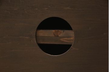 桐箪笥をテレビボードにリメイク!上段にあった小引き出しの高さ調整をし、下段と並べて製作。引き出しをフラップダウン仕様へ変更。可動式の棚板を追加し、配線穴開け加工。天板と脚を取り付け。