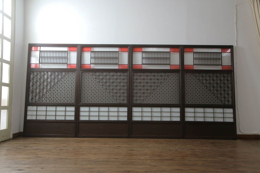 ガラス戸のデザインを変えリメイク!上段・中段は格子パネルをはめ込み。上段はカラー・モール調・すりガラス調のフィルムを張り付け。下段は和紙フィルム仕様に加工し、木部をこげ茶色に着色仕上げ。