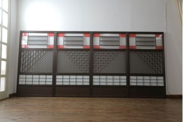 ガラス戸のデザインを変えリメイク!上段・中段は格子パネルをはめ込み。上段はカラー・モール調・すりガラス調のフィルムを張り付け。下段は和紙フィルム仕様に加工し、木部をこげ茶色に着色仕上げ。