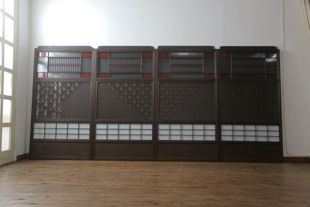 ガラス戸のデザインを変えリメイク!上段・中段は格子パネルをはめ込み。上段はカラー・モール調・すりガラス調のフィルムを張り付け。下段は和紙フィルム仕様に加工し、木部をこげ茶色に着色仕上げ。