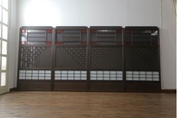 ガラス戸のデザインを変えリメイク!上段・中段は格子パネルをはめ込み。上段はカラー・モール調・すりガラス調のフィルムを張り付け。下段は和紙フィルム仕様に加工し、木部をこげ茶色に着色仕上げ。