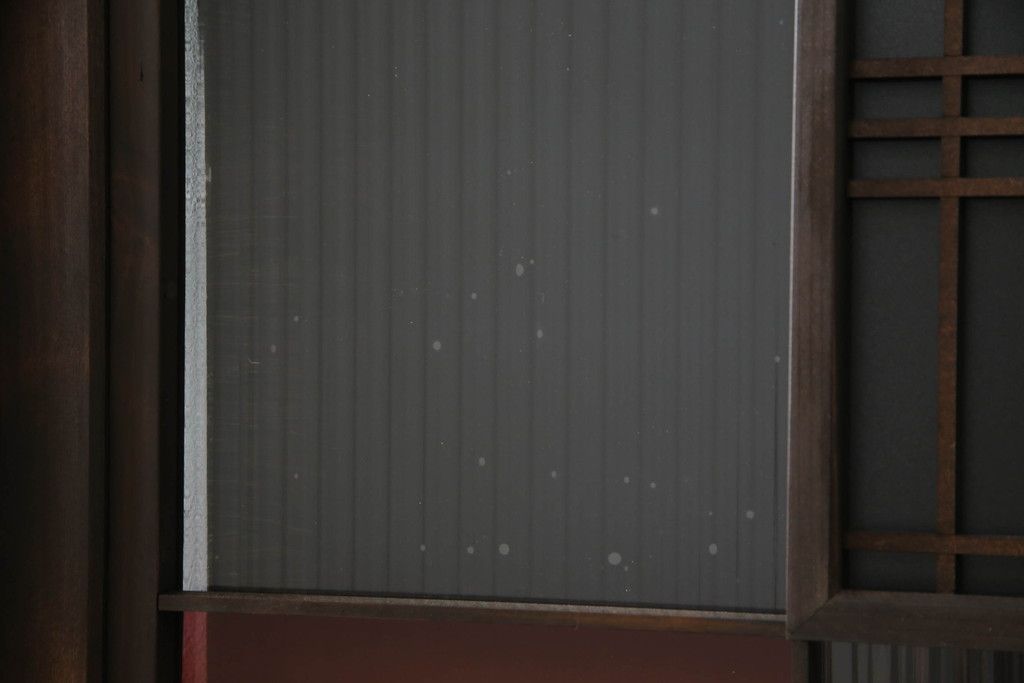 ガラス戸のデザインを変えリメイク!上段・中段は格子パネルをはめ込み。上段はカラー・モール調・すりガラス調のフィルムを張り付け。下段は和紙フィルム仕様に加工し、木部をこげ茶色に着色仕上げ。