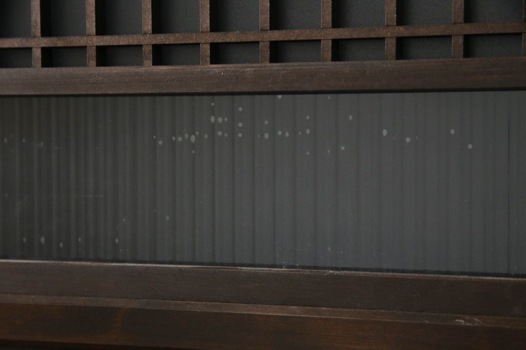 ガラス戸のデザインを変えリメイク!上段・中段は格子パネルをはめ込み。上段はカラー・モール調・すりガラス調のフィルムを張り付け。下段は和紙フィルム仕様に加工し、木部をこげ茶色に着色仕上げ。