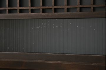 ガラス戸のデザインを変えリメイク!上段・中段は格子パネルをはめ込み。上段はカラー・モール調・すりガラス調のフィルムを張り付け。下段は和紙フィルム仕様に加工し、木部をこげ茶色に着色仕上げ。