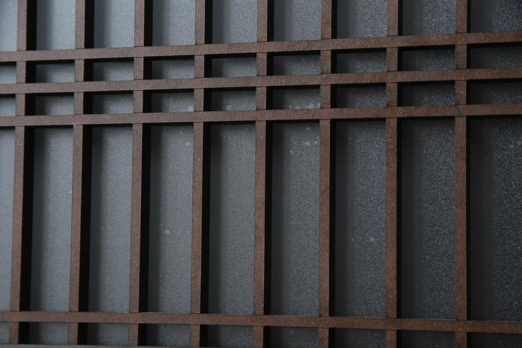 ガラス戸のデザインを変えリメイク!上段・中段は格子パネルをはめ込み。上段はカラー・モール調・すりガラス調のフィルムを張り付け。下段は和紙フィルム仕様に加工し、木部をこげ茶色に着色仕上げ。