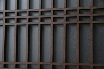 ガラス戸のデザインを変えリメイク!上段・中段は格子パネルをはめ込み。上段はカラー・モール調・すりガラス調のフィルムを張り付け。下段は和紙フィルム仕様に加工し、木部をこげ茶色に着色仕上げ。