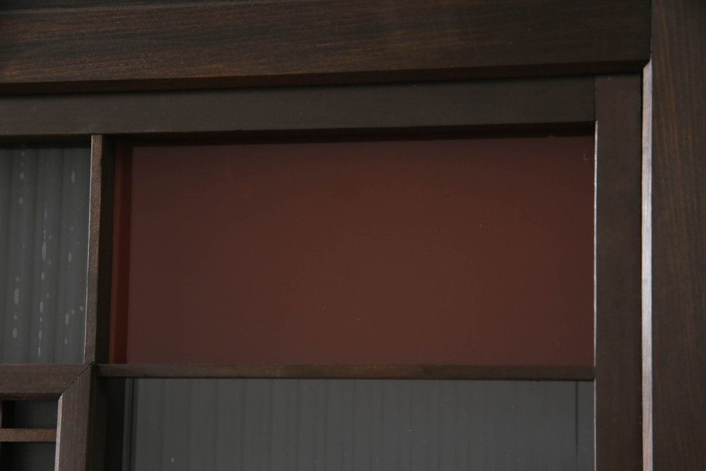 ガラス戸のデザインを変えリメイク!上段・中段は格子パネルをはめ込み。上段はカラー・モール調・すりガラス調のフィルムを張り付け。下段は和紙フィルム仕様に加工し、木部をこげ茶色に着色仕上げ。