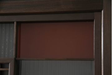 ガラス戸のデザインを変えリメイク!上段・中段は格子パネルをはめ込み。上段はカラー・モール調・すりガラス調のフィルムを張り付け。下段は和紙フィルム仕様に加工し、木部をこげ茶色に着色仕上げ。