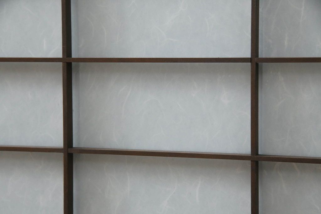 ガラス戸のデザインを変えリメイク!上段・中段は格子パネルをはめ込み。上段はカラー・モール調・すりガラス調のフィルムを張り付け。下段は和紙フィルム仕様に加工し、木部をこげ茶色に着色仕上げ。