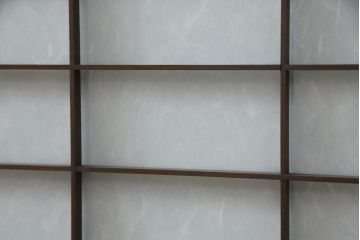 ガラス戸のデザインを変えリメイク!上段・中段は格子パネルをはめ込み。上段はカラー・モール調・すりガラス調のフィルムを張り付け。下段は和紙フィルム仕様に加工し、木部をこげ茶色に着色仕上げ。