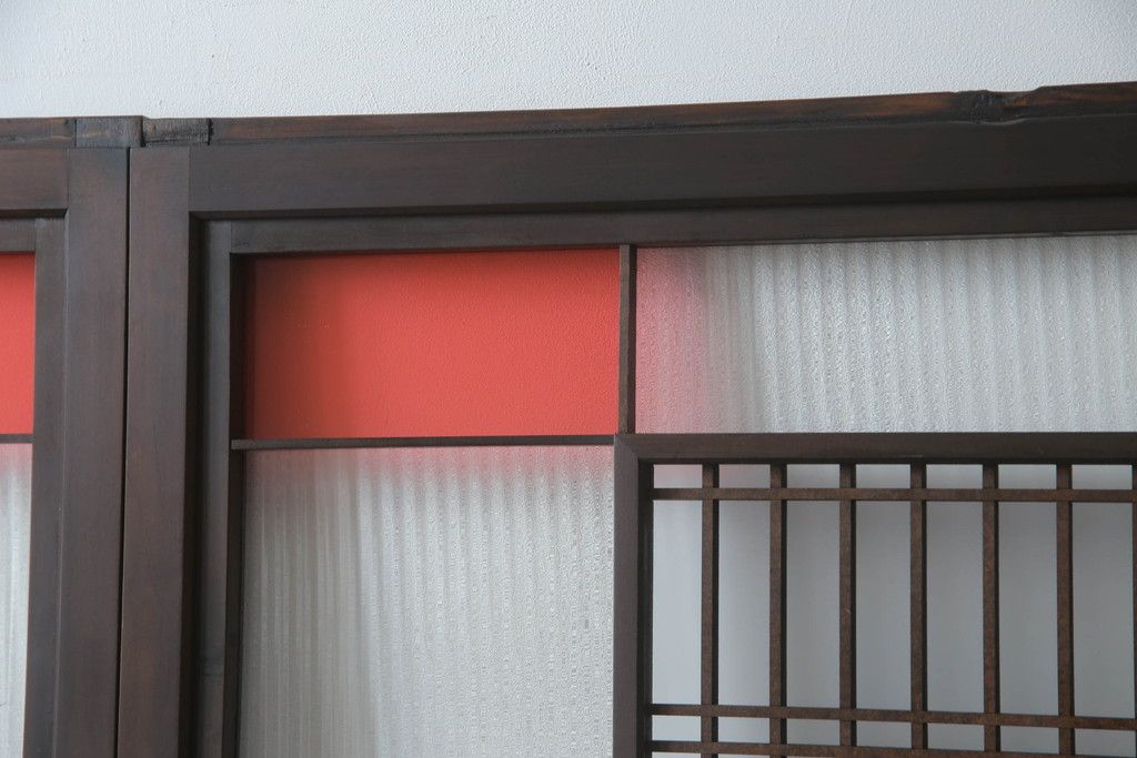 ガラス戸のデザインを変えリメイク!上段・中段は格子パネルをはめ込み。上段はカラー・モール調・すりガラス調のフィルムを張り付け。下段は和紙フィルム仕様に加工し、木部をこげ茶色に着色仕上げ。