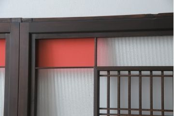 ガラス戸のデザインを変えリメイク!上段・中段は格子パネルをはめ込み。上段はカラー・モール調・すりガラス調のフィルムを張り付け。下段は和紙フィルム仕様に加工し、木部をこげ茶色に着色仕上げ。